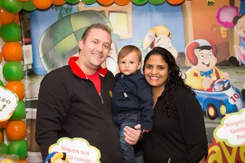 foto de criança aniversariante com família. fotografo aniversário'