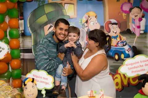 foto de criança aniversariante com família. fotografo aniversário'