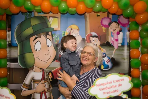 foto de criança aniversariante com família. fotografo aniversário'