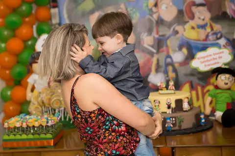 foto de criança aniversariante com família. fotografo aniversário'