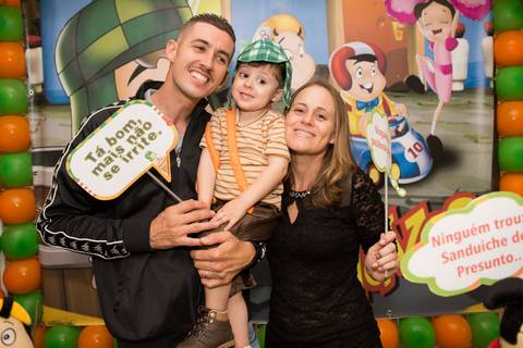 foto de criança aniversariante com família. fotografo aniversário'