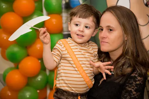 foto de criança aniversariante com família. fotografo aniversário'