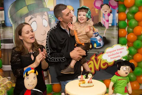 foto de criança aniversariante com família. fotografo aniversário'