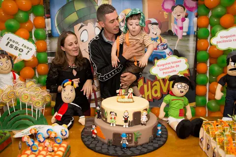 foto de criança aniversariante com família. fotografo aniversário'