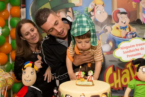 foto de criança aniversariante com família. fotografo aniversário'