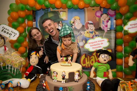 foto de criança aniversariante com família. fotografo aniversário'