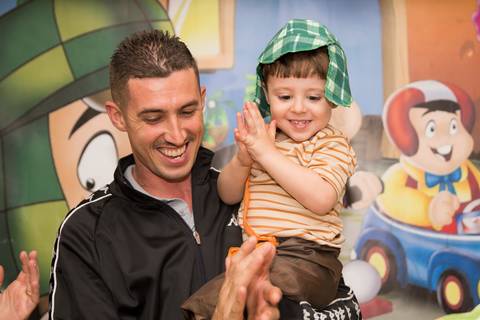 foto de criança aniversariante com família. fotografo aniversário'