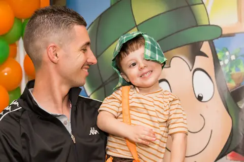 foto de criança aniversariante com família. fotografo aniversário'