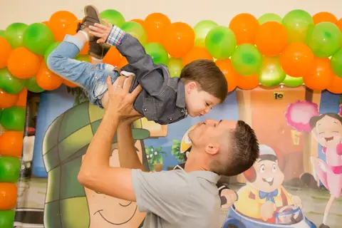 foto de criança aniversariante com família. fotografo aniversário'