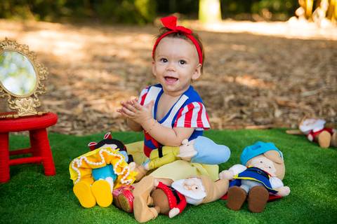 foto de bebê fantasiada de branca de neve. ensaio smash the cake'