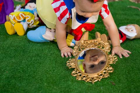 foto de bebê fantasiada de branca de neve. ensaio smash the cake'
