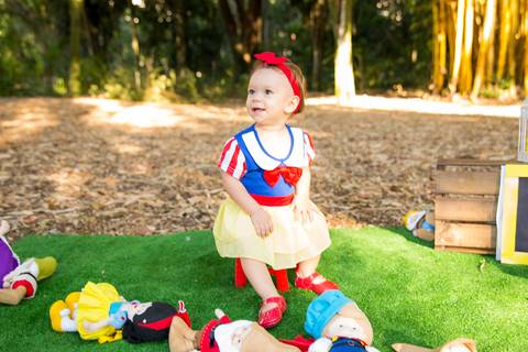 foto de bebê fantasiada de branca de neve. ensaio smash the cake'