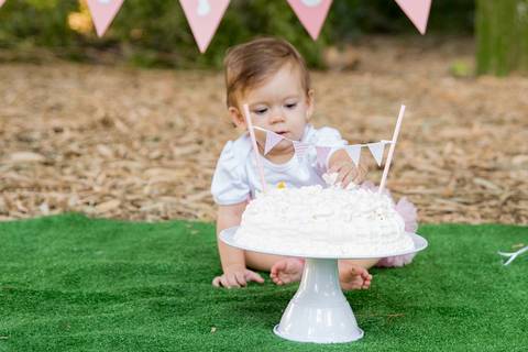 foto de bebê comendo bolo. ensaio smash the cake'
