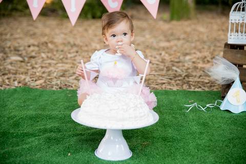foto de bebê comendo bolo. ensaio smash the cake'