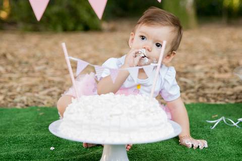 foto de bebê comendo bolo. ensaio smash the cake'