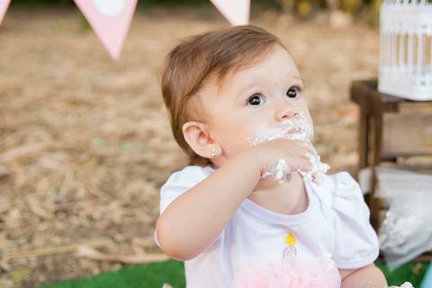 foto de bebê comendo bolo. ensaio smash the cake'