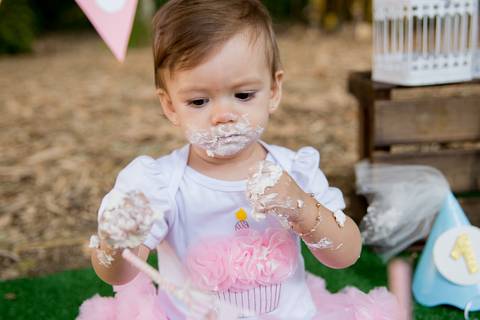 foto de bebê comendo bolo. ensaio smash the cake'