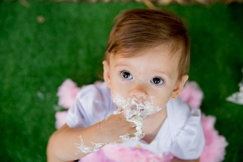 foto de bebê comendo bolo. ensaio smash the cake'