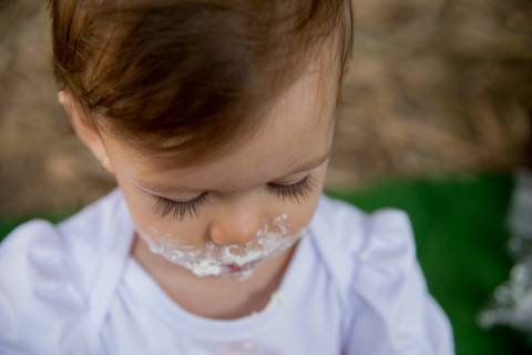 foto de bebê comendo bolo. ensaio smash the cake'