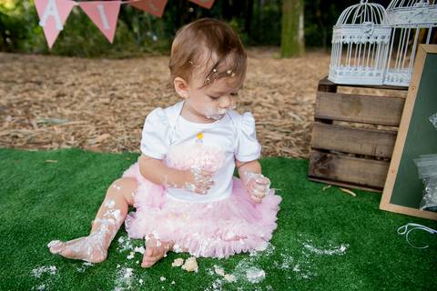 foto de bebê comendo bolo. ensaio smash the cake'