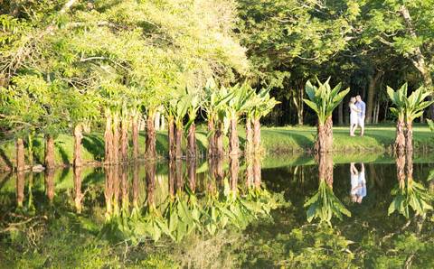foto de marido e mulher na beira de um lago. ensaio casal'