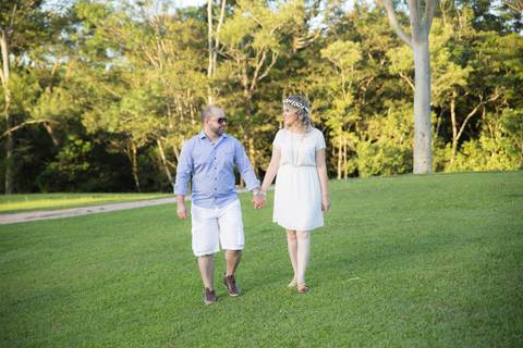 foto de marido e mulher segurando mãos. ensaio casal'