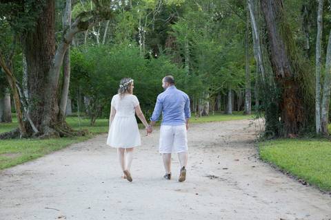 foto de marido e mulher segurando mãos. ensaio casal'