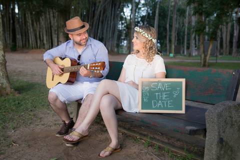 foto do marido tocando violão para a esposa. ensaio casal'