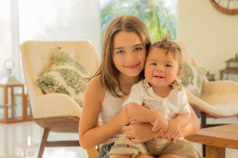 foto de irmã e irmão ensaio família'