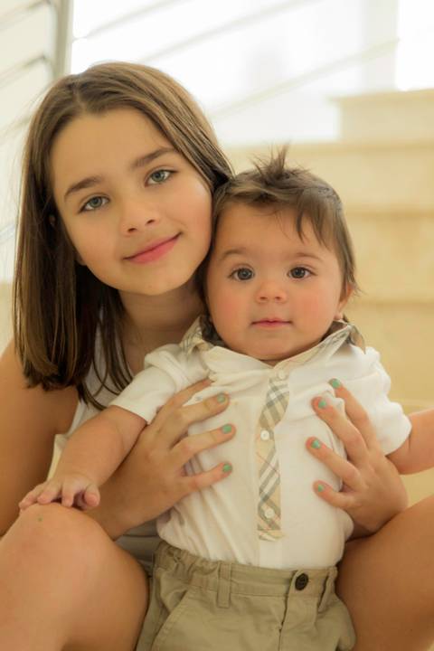 foto de irmã e irmão ensaio família'