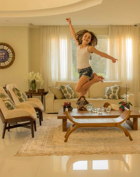 foto de menina pulando ensaio família'
