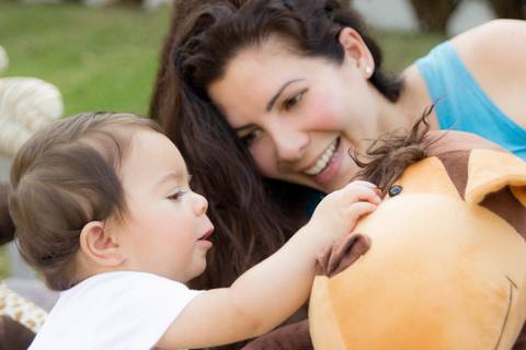 foto de bebê com a mãe smash the cake'