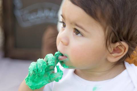 foto de bebê comendo bolo smash the cake'
