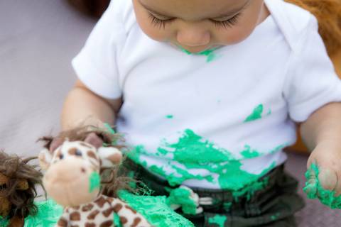 foto de bebê comendo bolo smash the cake'