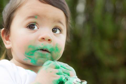 foto de bebê comendo bolo smash the cake'
