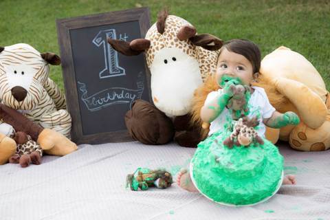foto de bebê comendo bolo smash the cake'