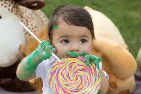 foto de bebê comendo bolo smash the cake'