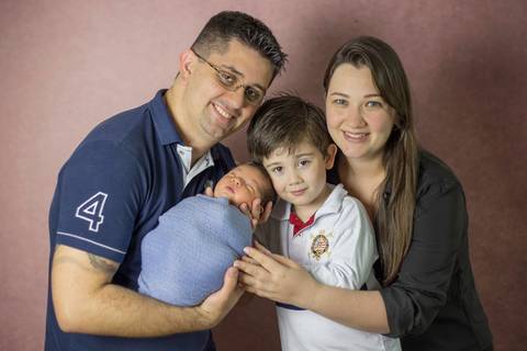 foto de recém-nascido com família ensaio newborn '