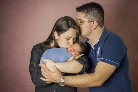 foto de recém-nascido com família ensaio newborn '