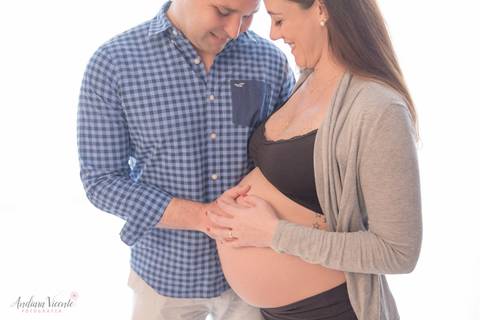 foto de grávida e marido segurando a barriga. ensaio gestante'