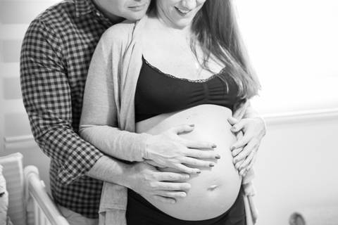 foto de grávida e marido segurando a barriga. ensaio gestante'