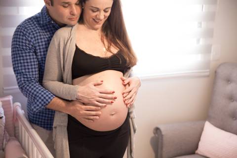 foto de grávida e marido segurando a barriga. ensaio gestante'
