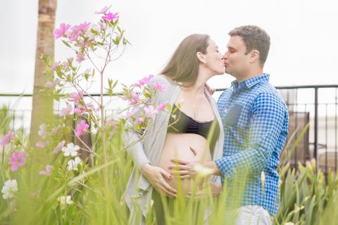 foto de grávida e marido segurando a barriga. ensaio gestante'