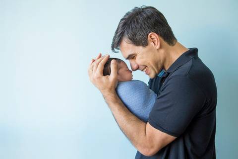 foto bebê recém-nascido com o pai newborn fotografia '