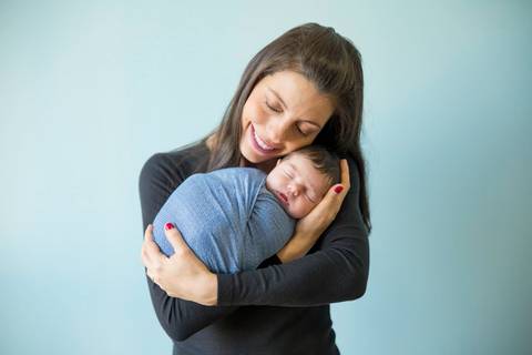 foto bebê recém-nascido com a mãe newborn fotografia '