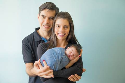 foto bebê recém-nascido com os pais newborn fotografia '