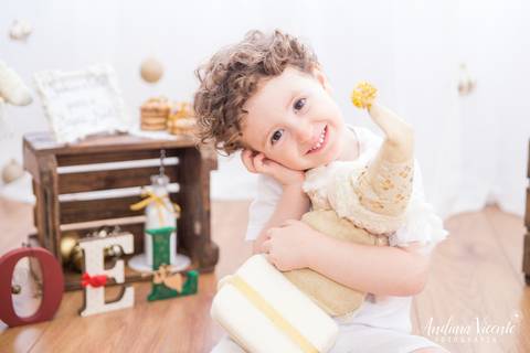 foto de criança olhando pra câmera. mini ensaio natal fotografia'