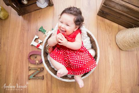 bebê rindo deitada em prop. mini ensaio natal fotografia'