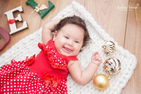 criança rindo olhando para a câmera. mini ensaio natal fotografia'
