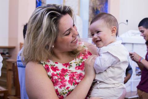 madrinha segurando bebê fotografia batizado'